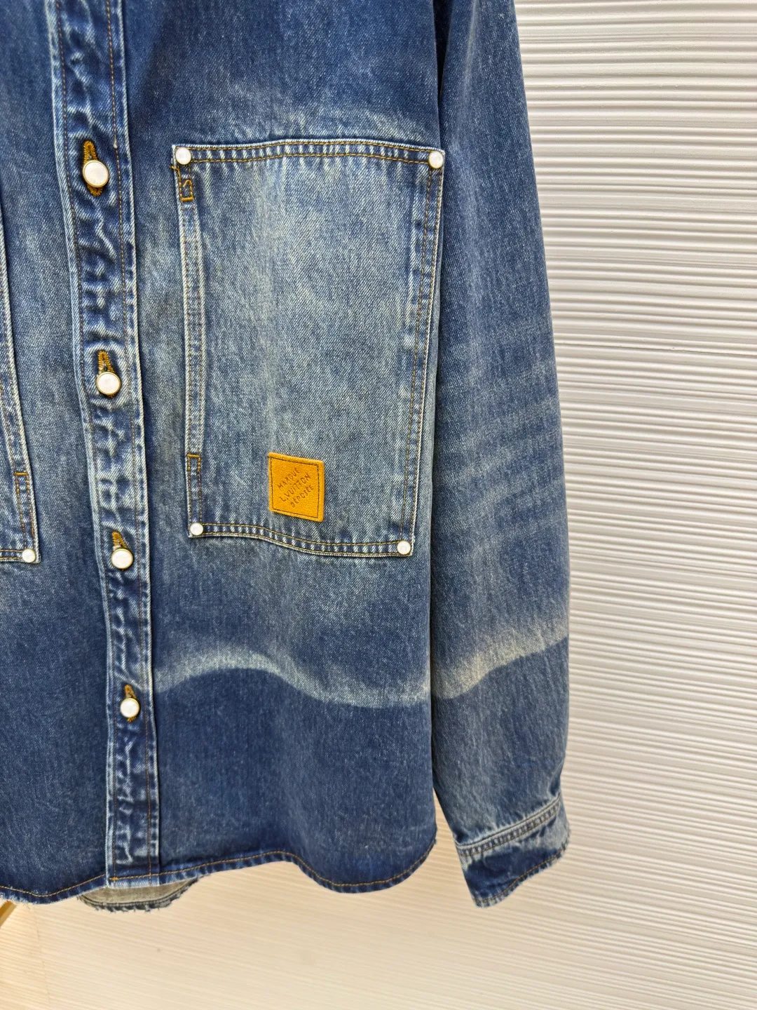 LOUIS VUITTON sun-faded denim jacket ●Authentic product: purchased and developed for 18700 ●Item number: 1680026-B85 ●Material: denim denim ●Technology: sun-faded ●Version: fitted version ●Size: 46-48-50-52 ●Weight: about 1250g ●Description: Classic blue, distressed and faded, full of retro tones, like something out of a 90s fashion magazine. Wear it, casual and comfortable, full of relaxation, and easily create a fashionable atmosphere. The fabric is soft and elastic, allowing you to move freely while wearing it, and it will carry the wind when you walk. The three-dimensional tailoring fits the shape of the legs, hides the flesh and makes the legs straight, and can be controlled by both pear-shaped and rectangular figures. The overall wiring is straight and delicate, the fabric is comfortable and soft, and the color is consistent without color difference. It can be matched with the same style to create a fashionable look and control various occasions. Customized accessories, complete with three standards, same style for men and women!